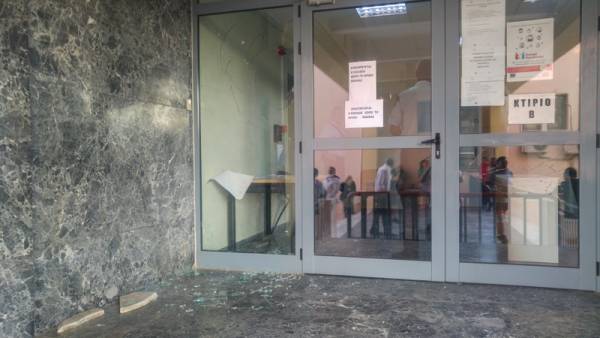 Καλαμάτα: Έσπασαν τζαμαρία στο δημαρχείο περιμένοντας για το... Κοινωνικό Εισόδημα Αλληλεγγύης (φωτογραφίες)