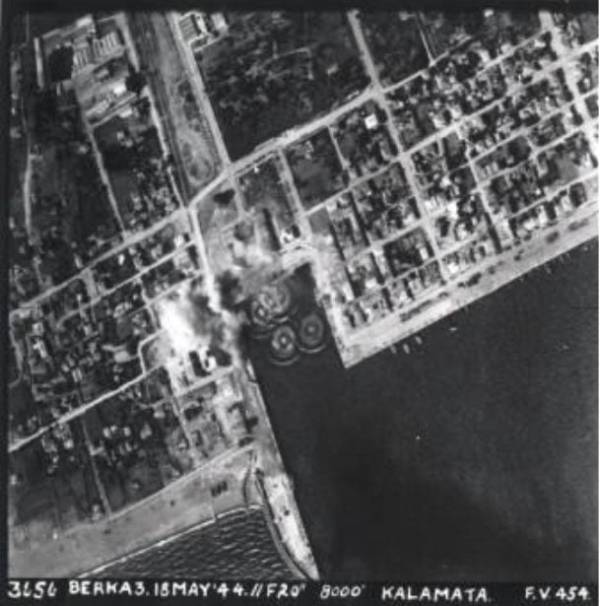 Στη φωτογραφία βομβαρδισμός στο λιμάνι της Καλαμάτας 15 Μαΐου 1944