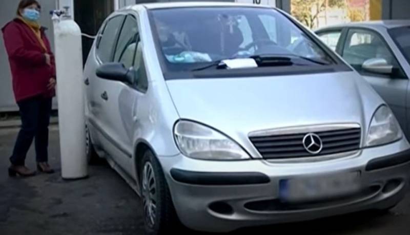 Ρουμανία: Δεν υπάρχουν κρεβάτια και ασθενείς είναι με οξυγόνο στα αυτοκίνητα (Βίντεο)