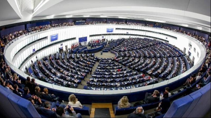 Το Ευρωπαϊκό Κοινοβούλιο ζητά την υπεράσπιση του πλουραλισμού και της ανεξαρτησίας των ΜΜΕ (βίντεο)