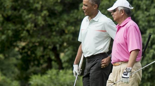 Η χώρα του βούλιαζε και ο Μαλαισιανός πρωθυπουργός έπαιζε γκολφ με τον Ομπάμα!