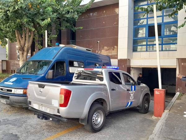 Καλαμάτα: Στα δικαστήρια οι 9 συλληφθέντες για να απολογηθούν για το ναυάγιο