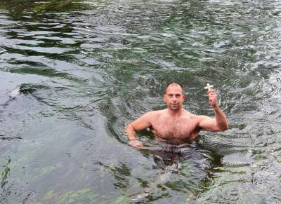 Μεσσηνία: Επαγγελματίας του Αγίου Φλώρου βούτηξε στον Πάμισο για τον Σταυρό