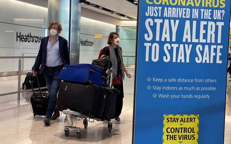 Daily Telegraph: Η Βρετανία θα πάψει να επιβάλει καραντίνα σε ταξιδιώτες από 75 χώρες