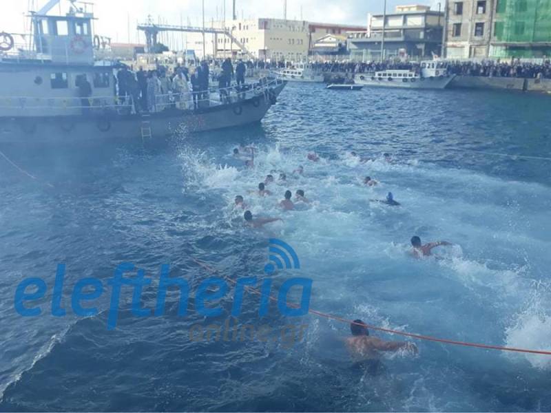 Θεοφάνια: Πάνω από 20 κολυμβητές βούτηξαν για τον Σταυρό στο λιμάνι της Καλαμάτας (Βίντεο-φωτογραφίες)