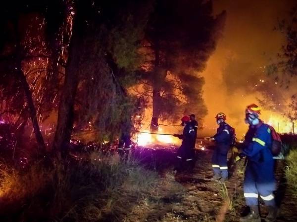 Φωτιά στον Σχίνο Κορινθίας: Εκκενώνονται τρεις ακόμη οικισμοί