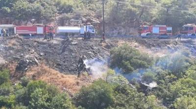 Φωτιά στον Βαρνάβα Αττικής ανάμεσα σε σπίτια (βίντεο)