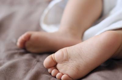 Με κατάγματα στα πόδια και εγκαύματα νοσηλεύεται μωρό 10 μηνών στην Πάτρα – Έρευνα της ΕΛ.ΑΣ. για κακοποίηση