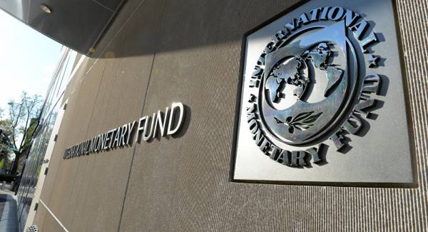 Θετική αναθεώρηση των εκτιμήσεων του ΔΝΤ για τα ελληνικά πλεονάσματα ως το 2023