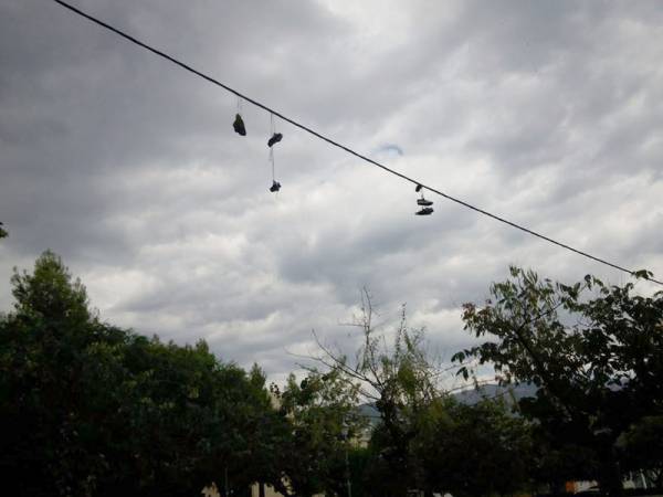Κρέμασαν... παπούτσια στη Φραγκόλιμνα