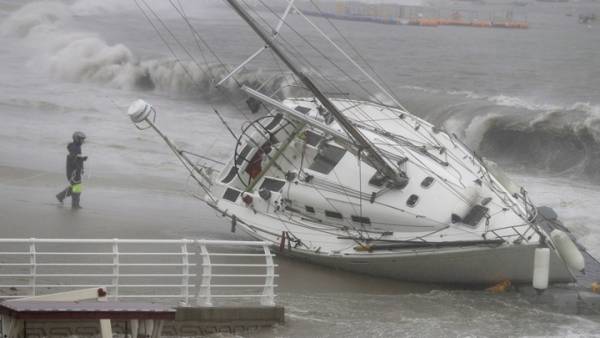Ο τυφώνας Τάπαχ απειλεί την Ιαπωνία - Εκατοντάδες πτήσεις ακυρώθηκαν