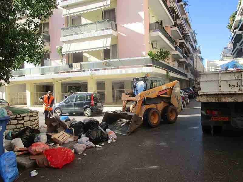 Με φορτηγά και φορτωτές το μάζεμα των σκουπιδιών στην Καλαμάτα