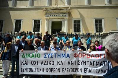 Ελεύθεροι επαγγελματίες: Κατέθεσαν προσφυγές κατά του νέου φορολογικού νόμου στο ΣτΕ (βίντεο)