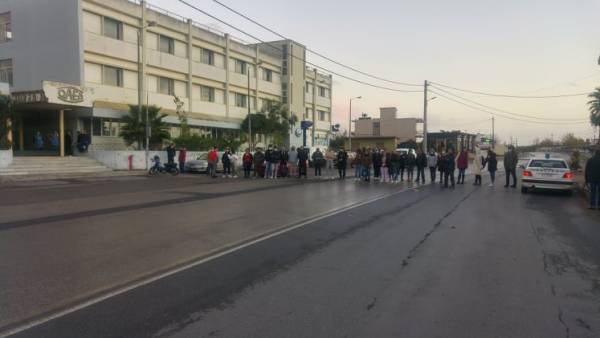 Καλαμάτα: Σπουδαστές του ΟΑΕΔ απέκλεισαν τον δρόμο στο Ασπρόχωμα ως διαμαρτυρία για το νέο τροχαίο (βίντεο)