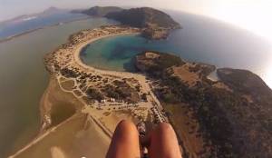 Πτήση με μηχανοκίνητο αλεξίπτωτο πάνω από τις ακτές της Πυλίας (βίντεο)