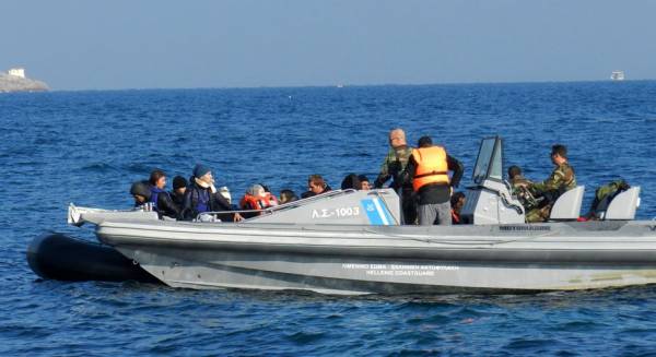 47 μετανάστες βρέθηκαν εγκαταλελειμμένοι σε παραλία της Χαλκιδικής