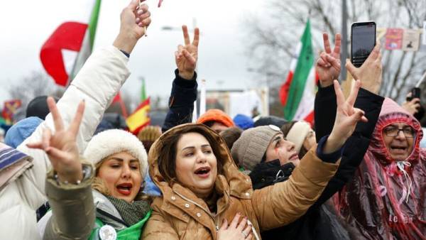Παρίσι - Στρασβούργο: Αλληλεγγύη στους διαδηλωτές του Ιράν (βίντεο)