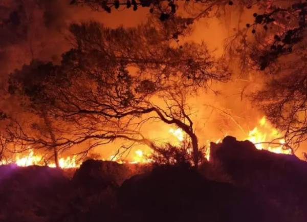 Ρόδος: Μάχη με τις αναζωπυρώσεις εξακολουθούν να δίνουν οι πυροσβέστες και οι εθελοντές