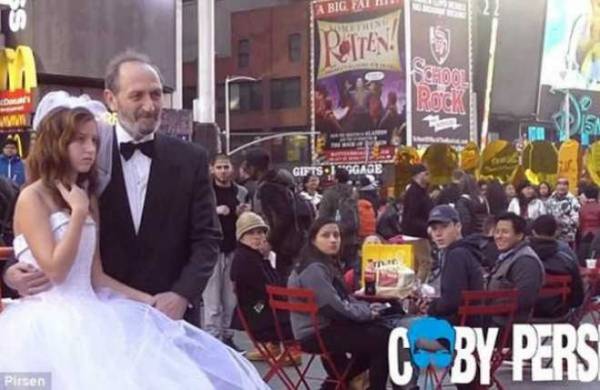 Ο Έλληνας που &quot;παντρεύτηκε&quot; την 12χρονη στην Times Square  (βίντεο)