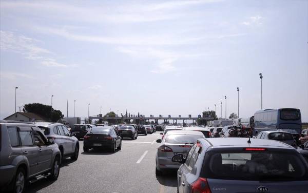 Θεσσαλονίκη: «Καραμπόλα» αυτοκινήτων λίγο πριν τα διόδια Μαλγάρων-Αυξημένη κίνηση