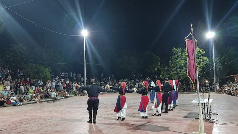 Παραδοσιακοί χοροί και τραγούδια στην Καλαμάτα