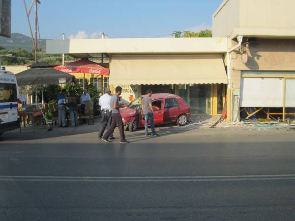 Αυτοκίνητο έπεσε πάνω σε μαγαζί στο Ασπρόχωμα (φωτογραφίες)