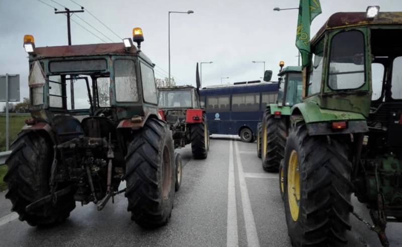 Στους δρόμους οι αγρότες - Στήνουν μπλόκο στο Αίγιο