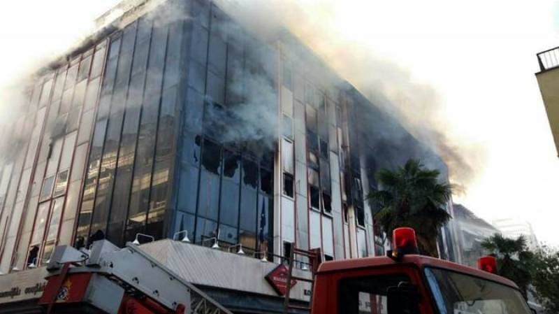Λάρισα: Μεγάλη πυρκαγιά στο κτίριο που στεγάζεται η Β’ ΔΟΥ
