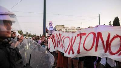 Απωθήθηκε πορεία για τις γυναικοκτονίες να πλησιάσει τη Βουλή (βίντεο)