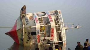 Μπαγκλαντές: Οχτώ νεκροί σε ανατροπή πλοίου με 200 επιβάτες