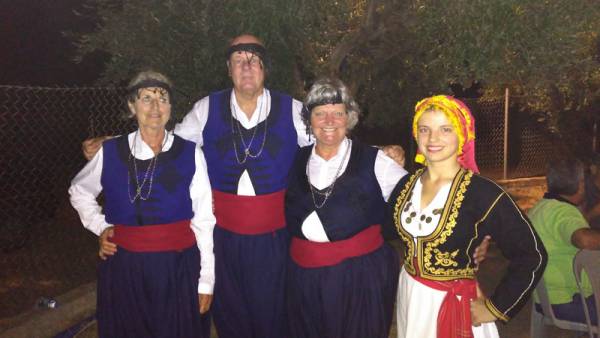 Αγγλοι μαθαίνουν ελληνικούς παραδοσιακούς χορούς στη Νέα Κορώνη (βίντεο-φωτογραφίες)