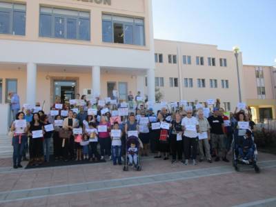 Παράσταση διαμαρτυρία κατά του 5G στο δημαρχείο Καλαμάτας