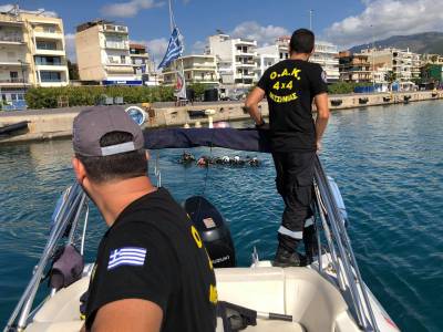 Καλαμάτα: Πολύωρη επιχείρηση κατάδυσης στο λιμάνι για τον εντοπισμό του Γ. Ορφανού (φωτογραφίες)