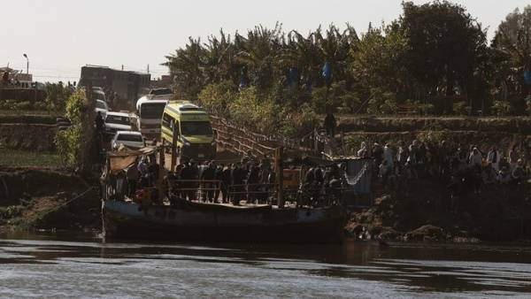 Αίγυπτος: 2 νεκροί, 8 αγνοούμενοι μετά την πτώση φορτηγού από ένα φέριμποτ στον Νείλο