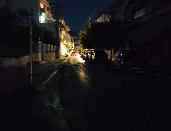 Καλαμάτα: Τρίτο βράδυ στα σκοτάδια η οδός Καλλιπατείρας