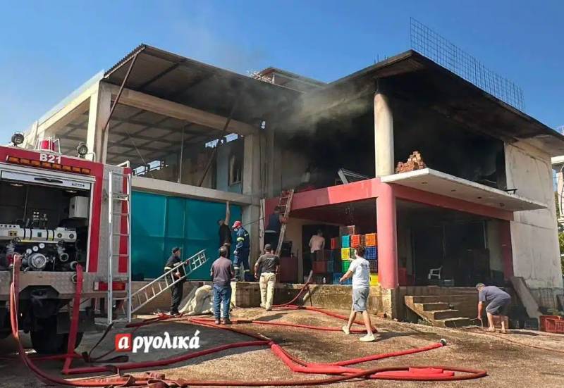 Φωτιά σε αποθήκες με ψυγεία στο Δρέπανο Αργολίδας (βίντεο)