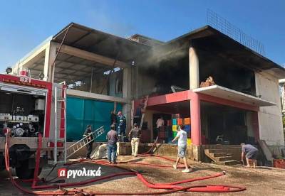 Φωτιά σε αποθήκες με ψυγεία στο Δρέπανο Αργολίδας (βίντεο)