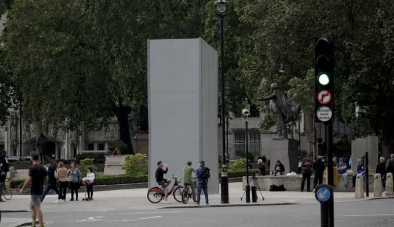 Βρετανία: &quot;Έχτισαν&quot; το άγαλμα του Τσώρτσιλ για να μην το γκρεμίσουν