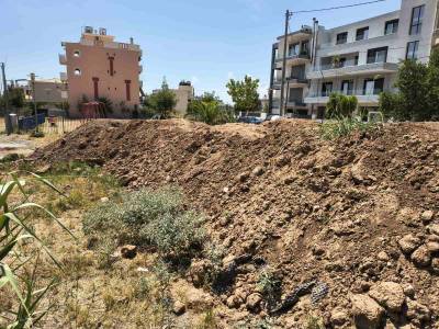Καλαμάτα: Φορτηγά με χώματα δίπλα σε παιδική χαρά