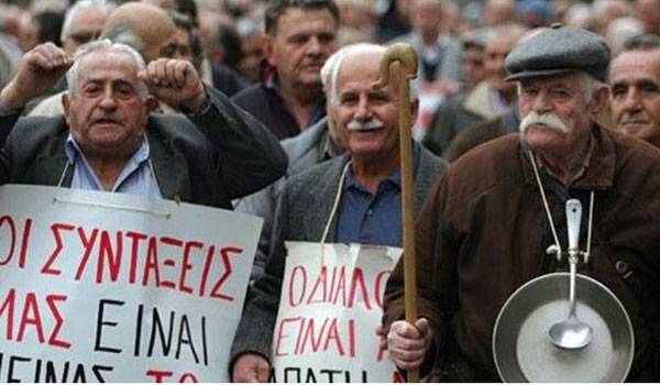 Διαμαρτυρία συνταξιούχων έξω από το ΕΦΚΑ Αριστοτέλους στη Θεσσαλονίκη