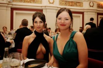 Η 21χρονη Δανή πολιτικός προκαλεί και πάλι