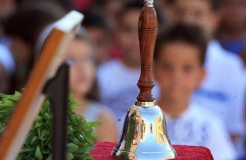 Σχολεία: Αγιασμός με «κόκκινη κάρτα» στα ανθυγιεινά σνακ