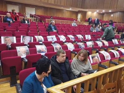 Δίκη για το Μάτι: «Αφήσαμε τα άψυχα σώματα του αδελφού μου και της φίλης μας να παρασυρθούν για να μην πνιγούμε και εμείς»