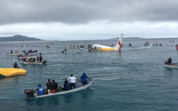 Μικρονησία: Αεροσκάφος «έχασε» το αεροδρόμιο και προσθαλασσώθηκε σε λιμνοθάλασσα (Βίντεο+φωτογραφίες)