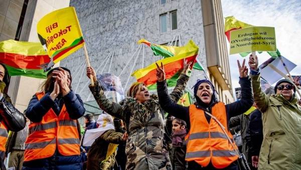 Εκατοντάδες Κούρδοι διαδήλωσαν στο Παρίσι