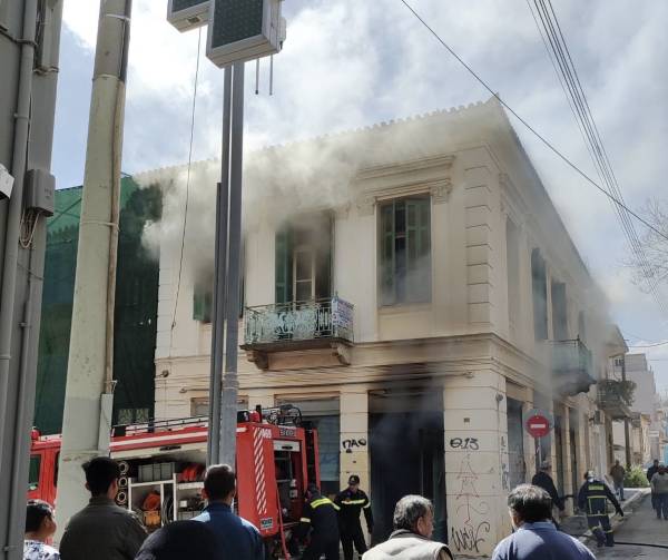 Καλαμάτα: Φωτιά σε κτήριο στην οδό Φαρών (βίντεο-φωτογραφίες)