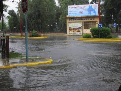 Μικρές λίμνες από την καταιγίδα στην Καλαμάτα (φωτογραφίες)