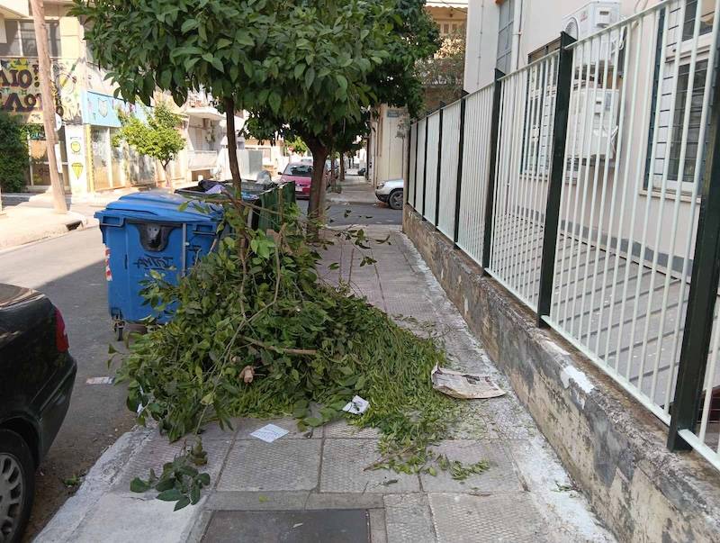 Τρεις μέρες τα κλαδέματα στο πεζοδρόμιο