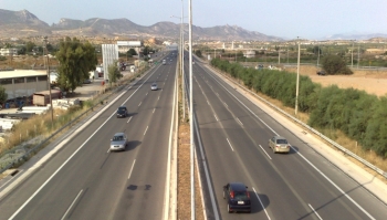 Τσιγγάνοι έκλεισαν την εθνική στα Μέγαρα 