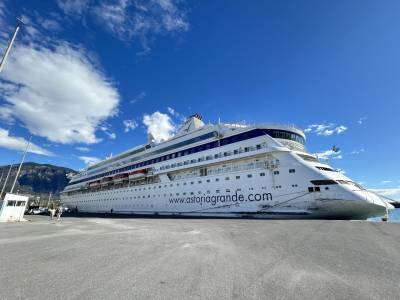 Το κρουαζιερόπλοιο Astoria Grande στο λιμάνι της Καλαμάτας (βίντεο)